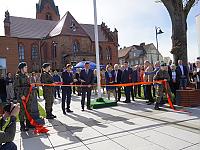Goście uroczystości przecięli symboliczną wstęgę na znak otwarcia zrewitalizowanego rynku miejskiego w Polanowie - fot. Urząd Miejski w Polanowie.