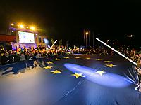 Wielka flaga UE już rozwinięta.
