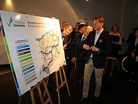 Marszałek województwa Olgierd Geblewicz składa podpis, który uruchamia kolejny etap realizacji sieci tras rowerowych Pomorza Zachodniego.