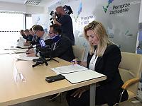 Marszałek województwa Olgierd Geblewicz i wicemarszałek Jarosław Rzepa podpisali umowy z puli RPO WZ 2014-2020 z kolejnymi przedsiębiorcami