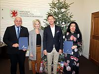 Marszałek województwa Olgierd Geblewicz podpisał, 23 grudnia 2019 roku w Szczecinie, wraz z beneficjentami umowy gwarantujące unijne dofinansowanie gminom Widuchowa i Mieszkowice