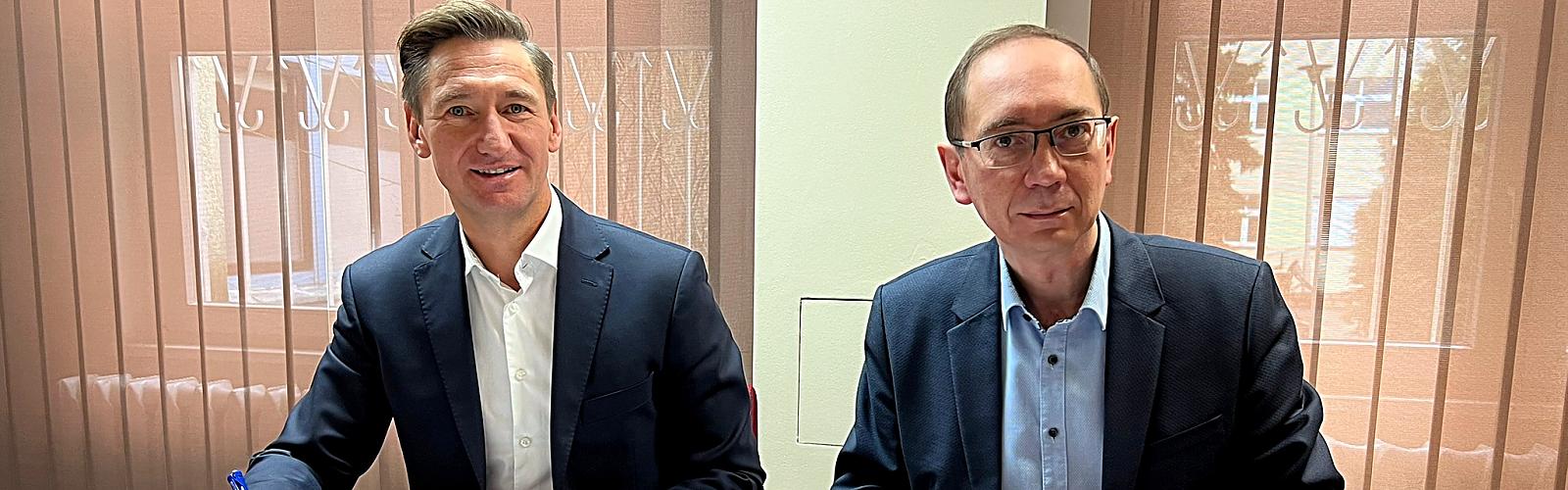 Marszałek województwa Olgierd Geblewicz (z lewej) oraz dyrektor placówki Łukasz Tyszler podpisali umowę gwarantującą 13 mln zł dla Szpitala „Zdroje”