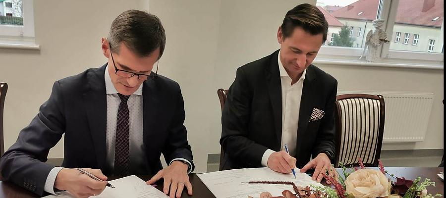 Marszałek województwa Olgierd Geblewicz (z prawej) oraz burmistrz Dariusz Zieliński podpisali umowę przyznającą wsparcie unijne na rewitalizację parku miejskiego przy ul. Gorzowskiej w Barlinku.