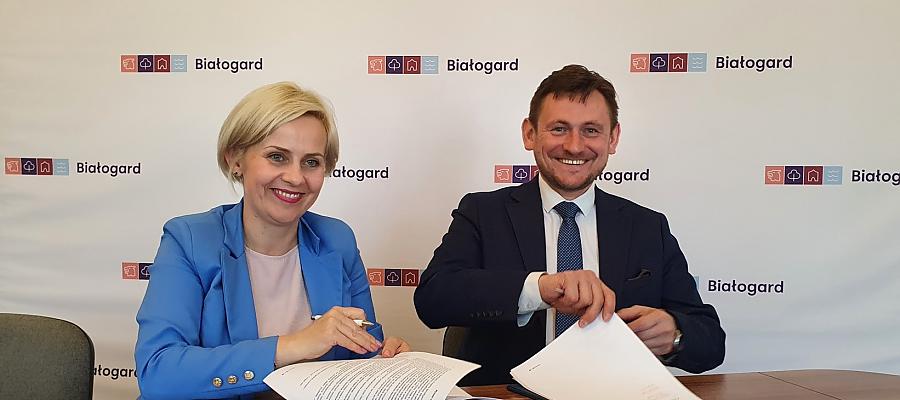 Burmistrz Emilia Bury i wicemarszałek województwa Tomasz Sobieraj podpisali umowę na wsparcie budowy kolejnej ścieżki rowerowej w Białogardzie - fot. Urząd Miejski w Białogardzie.