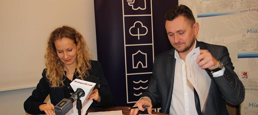 Wicemarszałek Tomasz Sobieraj podpisuje umowę wsparcia środkami RPO WZ 2014-2020 Wicemarszałek Tomasz Sobieraj podpisuje umowę wsparcia środkami RPO WZ 2014-2020