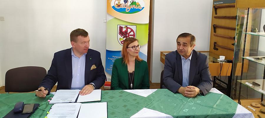 Fot. www.cedynia.pl. Umowę przyznającą wsparcie ze środków RPO WZ podpisali w wtorek, 21 maja 2019 roku w Cedyni wicemarszałek województwa Jarosław Rzepa oraz burmistrz Adam Zarzycki.