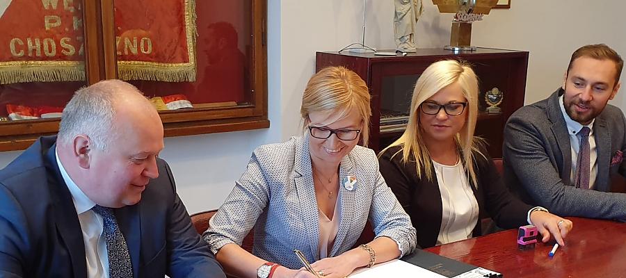 Umowę dotacyjną została podpisana przez Członek Zarządu Annę Bańkowską i burmistrz Choszczna Roberta Adamczyka . Na spotkaniu obecny był Radny Województwa Łukasz Młynarczyk .