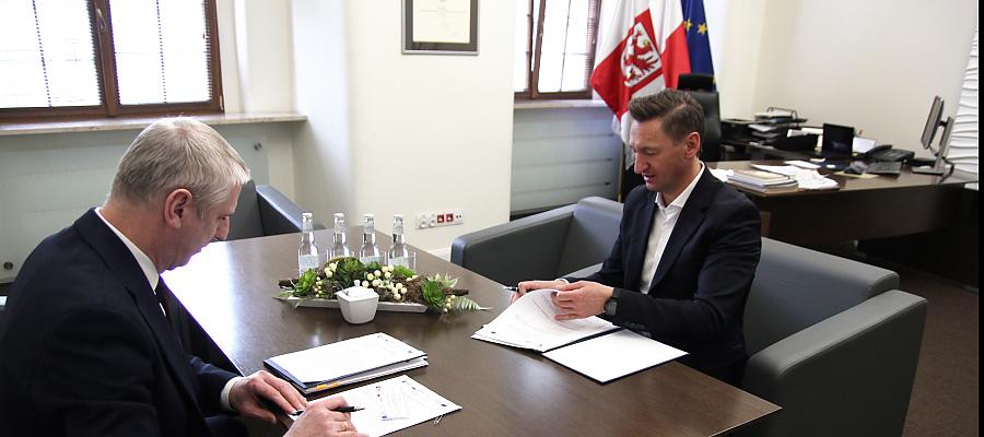 Podpisanie umowy na zdjęciu marszałek Olgierd Geblewicz i burmistrz Stanisław Kuryłło. Podpisanie umowy na zdjęciu marszałek Olgierd Geblewicz i burmistrz Stanisław Kuryłło.