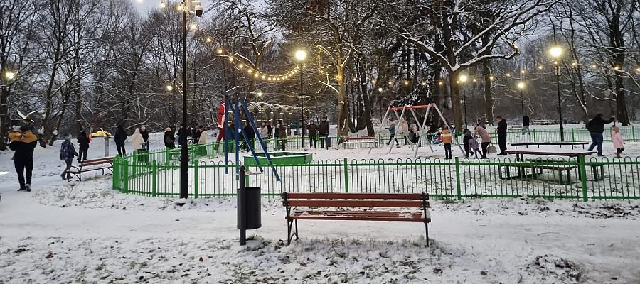 W parku dworskim w Karlinie pojawiły się nowe alejki spacerowe i oświetlenie - fot. Urząd Miejski w Karlinie.