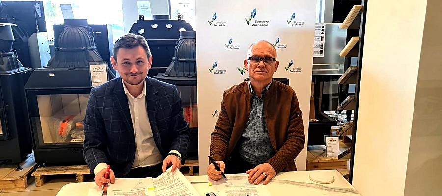 Wicemarszałek województwa Tomasz Sobieraj (z lewej) podpisał z koszalińską firmą Żar-Wik umowę przyznającą unijne środki na wdrożenie innowacyjnych rozwiązań technologicznych.