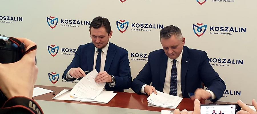 Wicemarszałek województwa Tomasz Sobieraj (z lewej) oraz prezydent Koszalina Piotr Jedliński podpisali dwie umowy gwarantujące eurofundusze na kolejne inwestycje w drugim co do wielkości mieście Pomorza Zachodniego. 