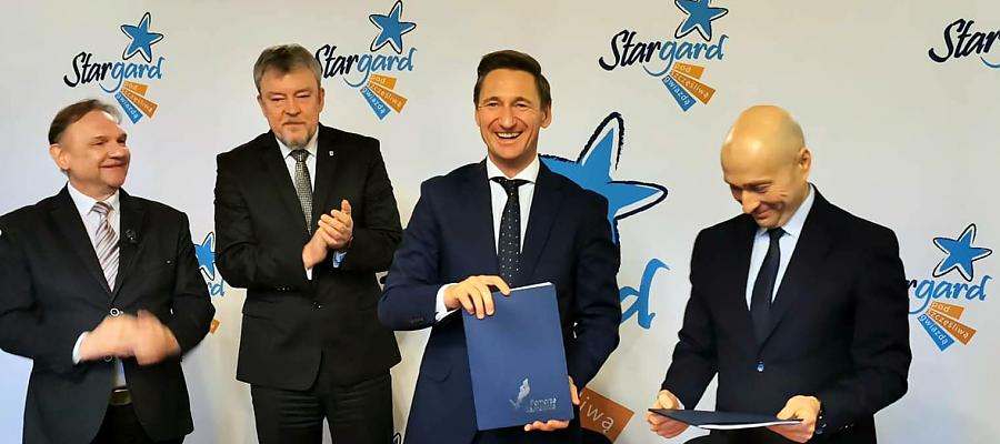 Marszałek województwa Olgierd Geblewicz (drugi z prawej) oraz prezydent Stargardu Rafał Zając (pierwszy z prawej) byli bardzo zadowoleni z podpisania umowy o unijne dofinansowanie renowacji zabytkowego budynku Książnicy Stargardzkiej.