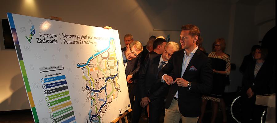 Marszałek województwa Olgierd Geblewicz składa podpis, który uruchamia kolejny etap realizacji sieci tras rowerowych Pomorza Zachodniego.