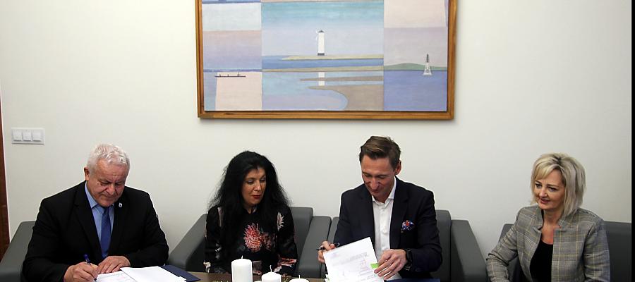 Burmistrz Mieszkowic Andrzej Salwa oraz marszałek województwa Olgierd Geblewicz podpisują umowę na unijne dofinansowanie.
