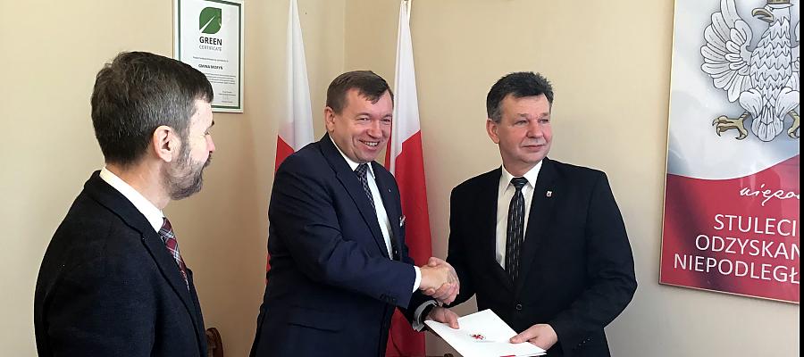 W środę, 13 marca wicemarszałek Jarosław Rzepa wraz z burmistrzem Józefem Piątkiem podpisali umowy przyznające gminie unijne wsparcie