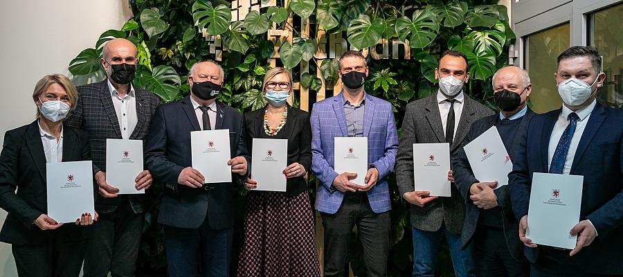 W środę członkini Zarządu Województwa Anna Bańkowska podpisała także list intencyjny w sprawie wsparcia dla utworzenia „Obszaru funkcjonalnego Kamienia Pomorskiego”. Będą go współtworzyć: Gmina Dziwnów, Gmina Golczewo, Gmina Kamień Pomorski, Gmina Międzyzdroje, Gmina Świerzno, Gmina Wolin oraz Powiat Kamieński. W środę członkini Zarządu Województwa Anna Bańkowska podpisała także list intencyjny w sprawie wsparcia dla utworzenia „Obszaru funkcjonalnego Kamienia Pomorskiego”. Będą go współtworzyć: Gmina Dziwnów, Gmina Golczewo, Gmina Kamień Pomorski, Gmina Międzyzdroje, Gmina Świerzno, Gmina Wolin oraz Powiat Kamieński.