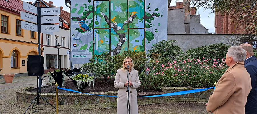 Anna Bańkowska, Członkini Zarządu Województwa Zachodniopomorskiego, podczas prezentacji ekologicznego muralu w Połczynie-Zdroju. To jeden z siedmiu takich projektów wykonanych w tym roku z inicjatywy urzędu marszałkowskiego. 