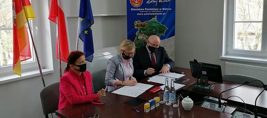 Członek Zarządu Województwa Anna Bańkowska (w środku) podpisała z starostą wałeckim Bogdanem Wankiewiczem umowę o wsparcie remontu drogi powiatowej z Piecnika do granic miejscowości Próchnowo.