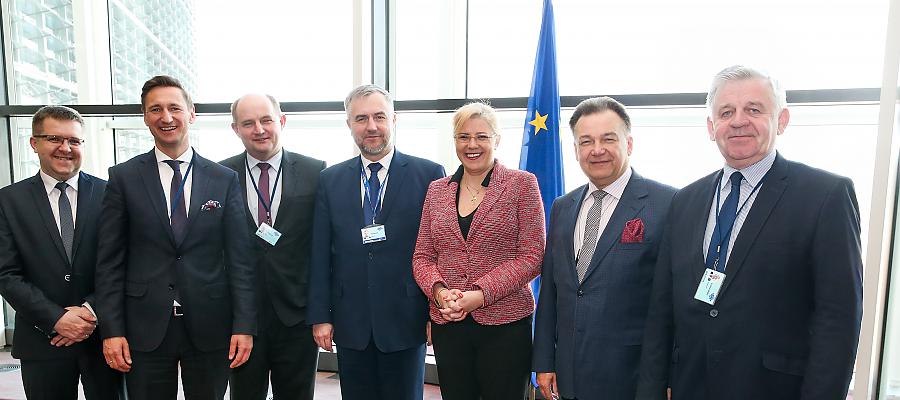 Marszałek województwa zachodniopomorskiego Olgierd Geblewicz (II od lewej) podczas spotkania z panią Komisarz