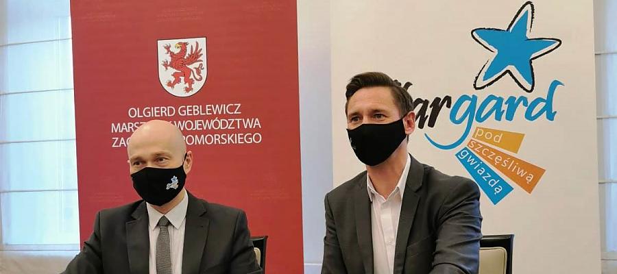 Umowę o dofinansowanie podpisali w piątek, 26 lutego 2021 roku w Stargardzie marszałek województwa Olgierd Geblewicz oraz prezydent miasta Rafał Zając