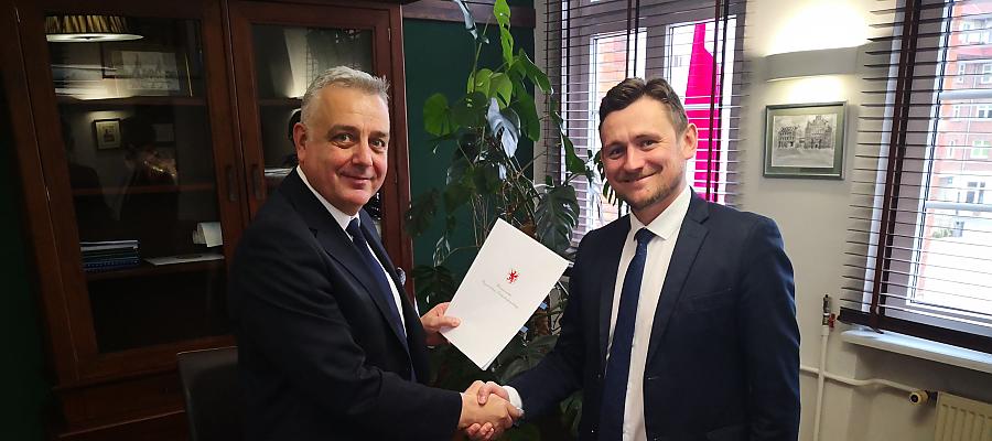 W środę, 27 marca 2019 r. wicemarszałek województwa Tomasz Sobieraj podpisał umowę gwarantującą przyznanie środków. Miasto reprezentował burmistrz Daniel Rak.