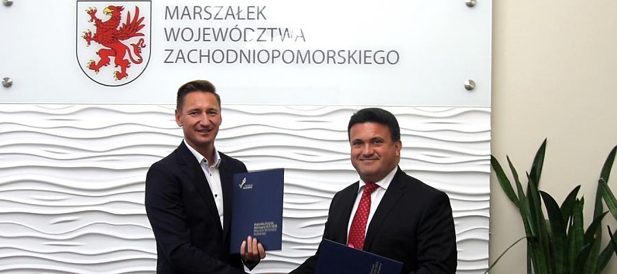 Marszałek województwa Olgierd Geblewicz (z lewej) oraz dyrektor SZGiCHP w Koszalinie pogratulowali sobie podpisania porozumienia zwiększającego unijne wsparcie na inwestycję placówki w bezpieczeństwo pacjentów.