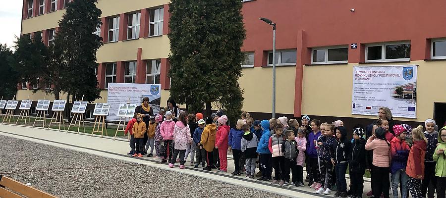 Na zdjęciu: dzieci przed zrewitalizowaną Szkoła Podstawowa im. Janusza Kusocińskiego w Suchaniu