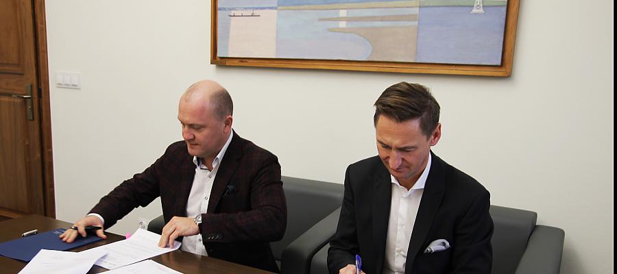 Umowa gwarantująca przekazanie dofinansowania została podpisana we wtorek, 4 grudnia 2018 r. przez marszałka województwa Olgierda Geblewicza oraz prezydenta Szczecina Piotra Krzystka. 
