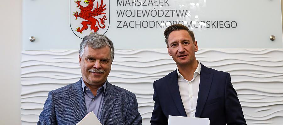 Marszałek województwa Olgierd Geblewicz (z prawej) i dyrektor Książnicy Pomorskiej Lucjan Bąbolewski