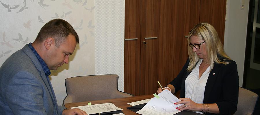 W środę, 19 października 2022 r. członkini Zarządu Województwa Zachodniopomorskiego Anna Bańkowska oraz dyrektor jednostki Adrian Sikorski podpisali umowę.
