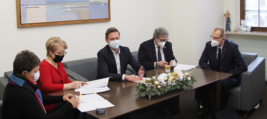 W poniedziałek, 13 grudnia 2021 r. marszałek Olgierd Geblewicz podpisał umowy z projektu „Pomorze Zachodnie – wsparcie psychologiczno-pedagogiczne”