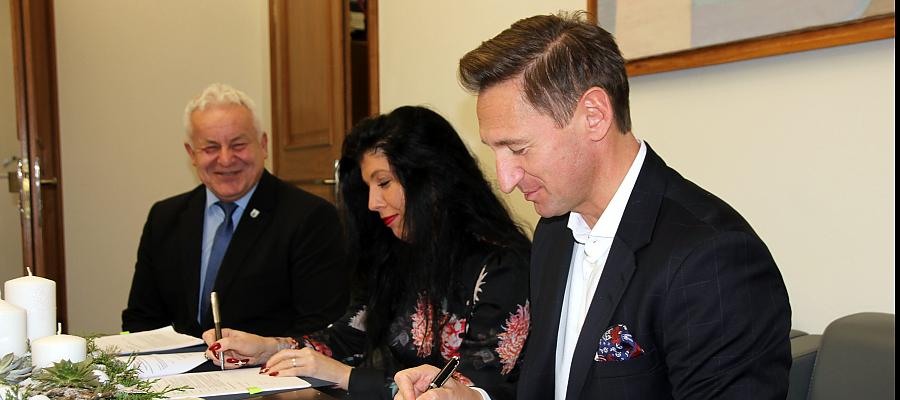 Marszałek województwa Olgierd Geblewicz 23 grudnia br. podpisał umowę z wójtem Widuchowej Anną Kusy-Kłos, która przyznaje gminie unijne wsparcie. 