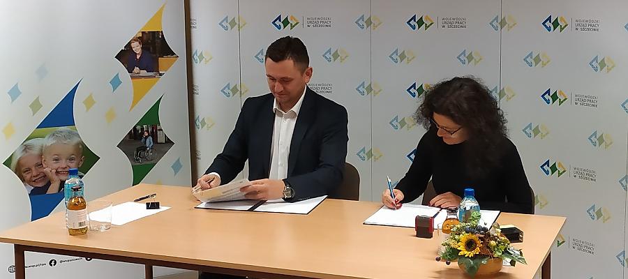 Na zdjęciu: Wicemarszałek województwa Tomasz Sobieraj oraz prezes zarządu KARR S.A. Natalia Wegner podpisują umowę dotacyjną. przedsiębiorstwa”.